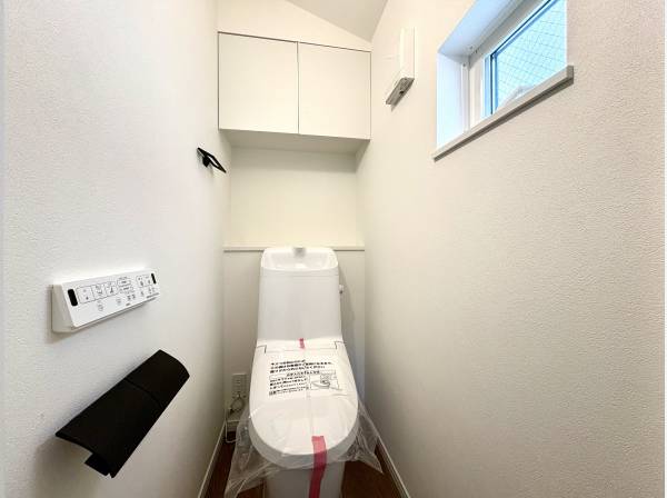 収納棚付きのトイレ