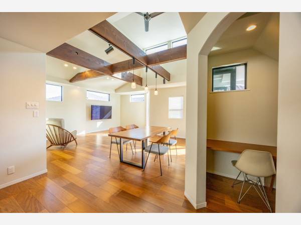 勾配天井がさらにお部屋を広く感じさせます♪