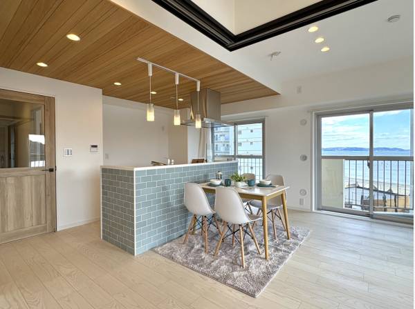 アイランドキッチンを採用しキッチン腰壁はタイル張り