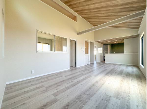 ウッディな温もりを感じられる居心地の良い空間