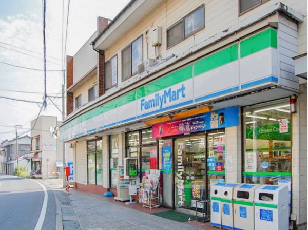 ファミリーマートまで徒歩１分(約10ｍ)