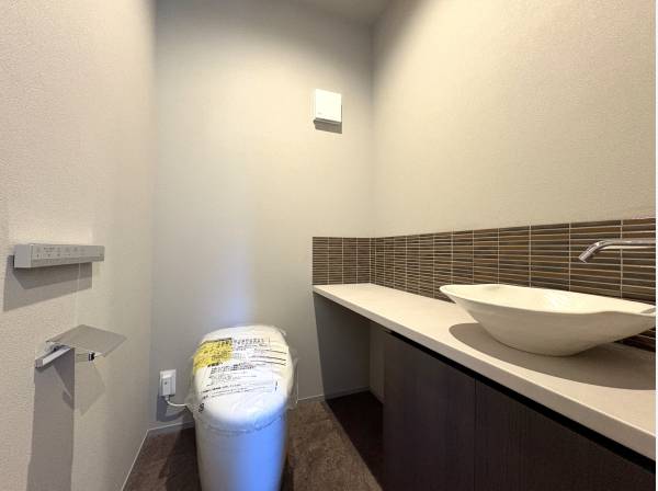 トイレもタンクレスでスタイリッシュに