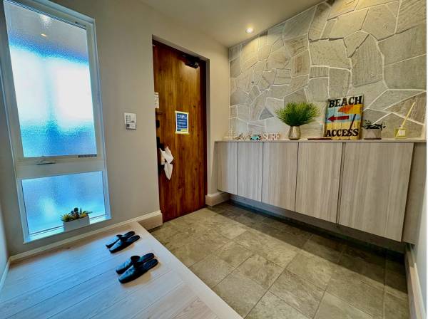 エントランスは大変広々としておりアクセントタイルも素敵！