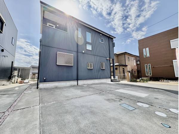 閑静な住宅街です♪。駐車場は並列で2台停められます。