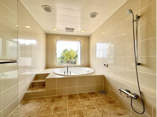 大型のバスルーム。バスルームから海を眺めます。