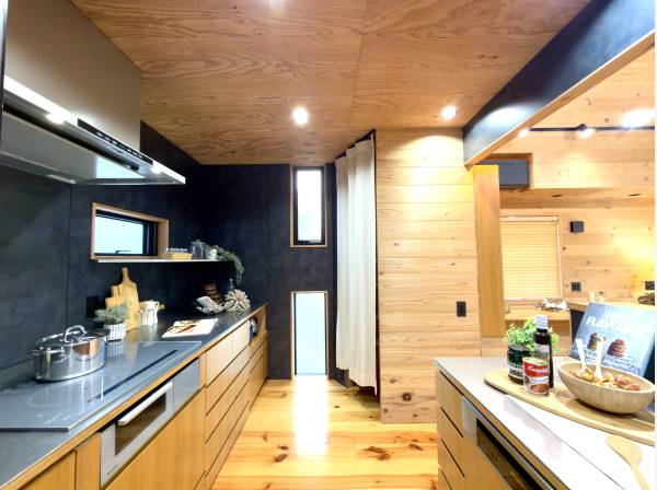 機能美が光るキッチンゾーンにはパントリーを備えています。