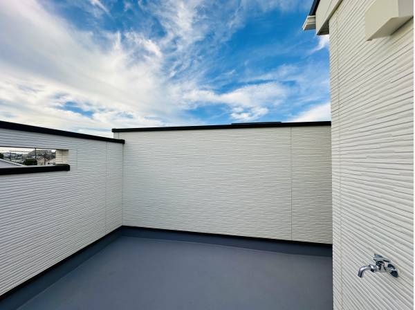 約6帖のルーフバルコニーはプライバシーを守られた空間です！