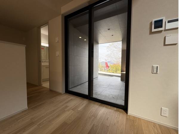 リビングから外に出てカフェなど楽しめますよ！