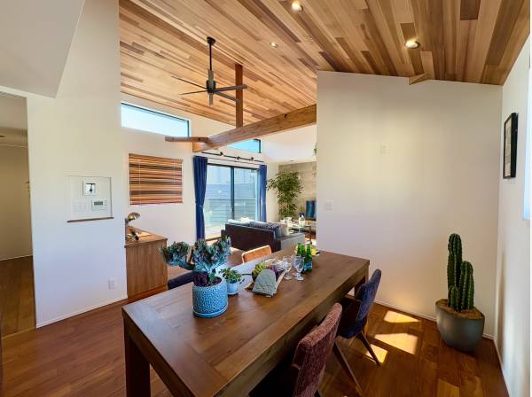 天井が高いため日々の生活に開放感が備わります！