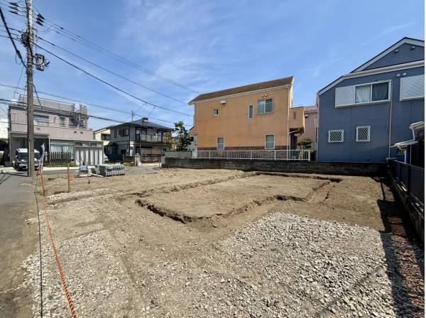 閑静な住宅街に誕生しました2区画です。