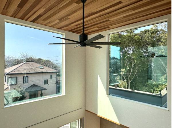 大きな窓から緑を望みます