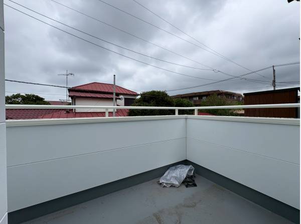 青空を身近に感じる開放的なルーフバルコニー。