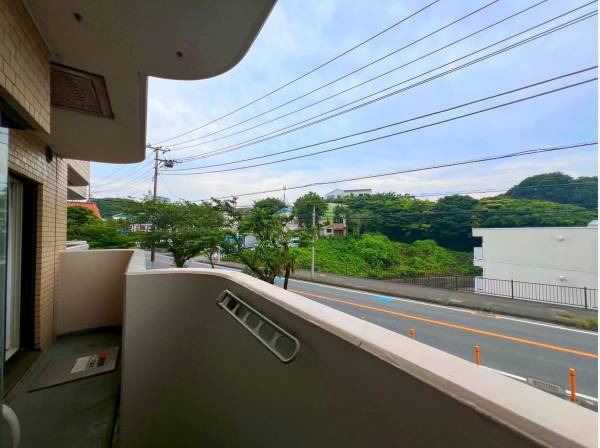 バルコニーからは緑豊かな自然を一望いたします！