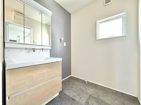 ゆとりある洗面空間、朝の支度も快適に整う設計。