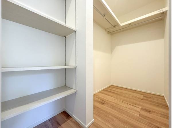 可動棚やハンガーパイプもあるので家具も最小限で済みそう