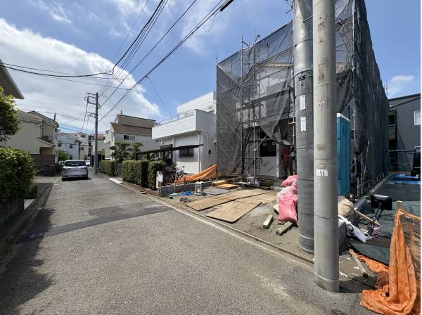 接道道路は幅は2m以上ございます。