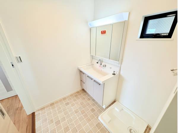 収納力のある三面鏡を備えた洗面台。小窓付きで換気もスムーズに行えます