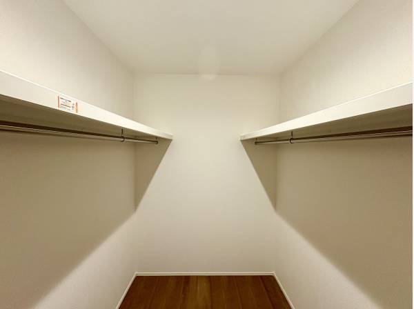 大容量のウォーキングクローゼットも備わります