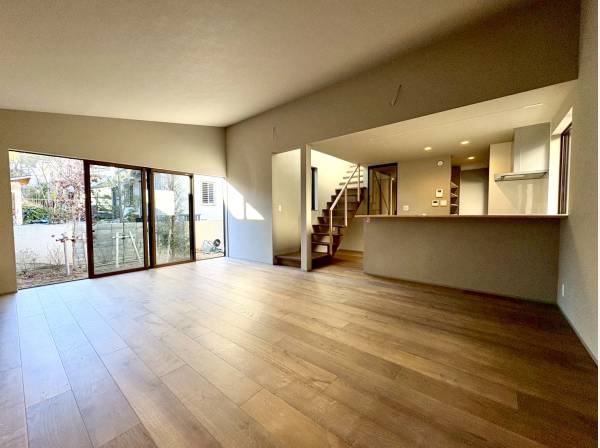 24帖超の圧倒的大空間。庭と繋がり、光と風が通り抜けます