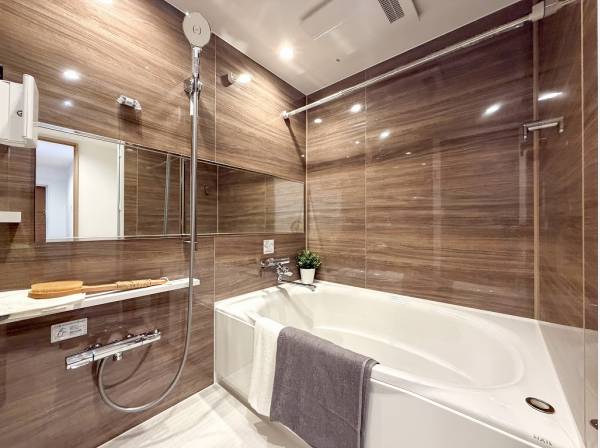 木の温もりに満ちたホッと落ち着くバスルーム