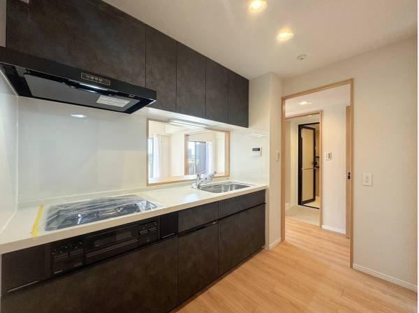 吊戸棚を備えた収納たっぷりのキッチン