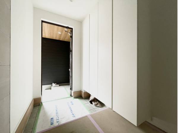 収納豊富な玄関エントランス