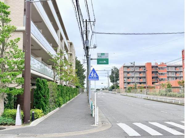 海までの前面道路　徒歩3分弱（約180ｍ）
近隣には海や公園もあり良好な住環境です