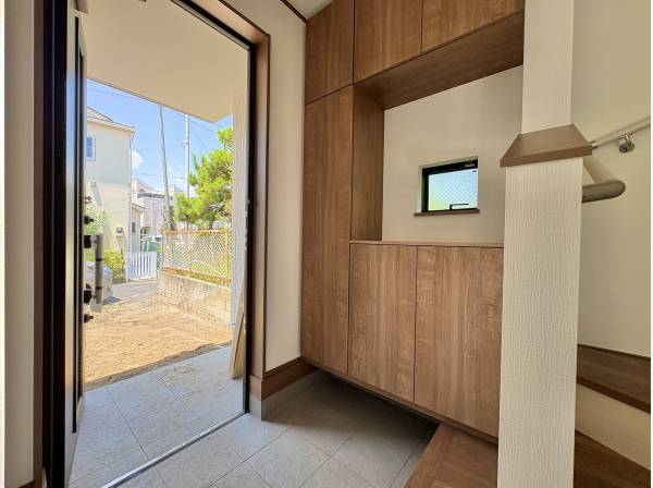 落ち着いた雰囲気のある玄関は、ご家族の帰りを暖かく迎えます