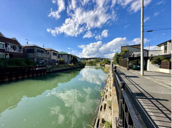 目の前に流れる田越川/抜け感、開放感に溢れた現地