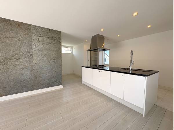 回遊性の高いアイランドキッチン。大容量のパントリーも完備