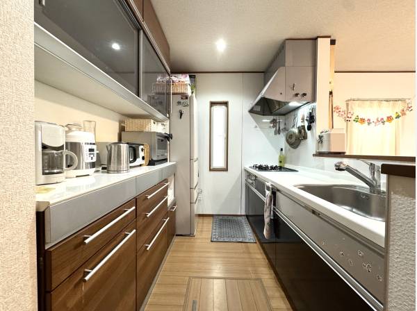 対面式システムキッチンはカップボード付きで収納たっぷり