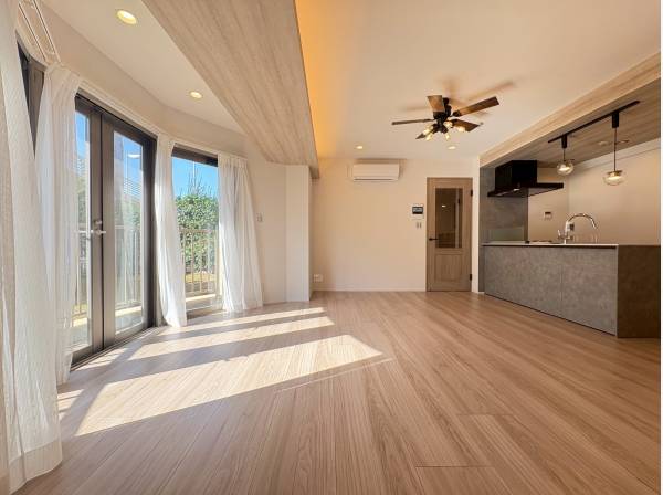 窓が多く、開放感があります！