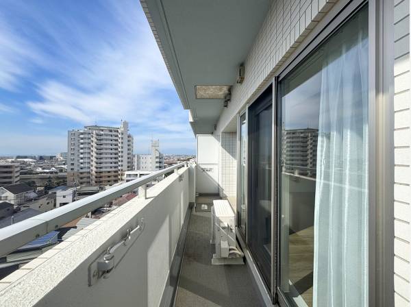 街並みの先にチラりと海を望める8階のお部屋です