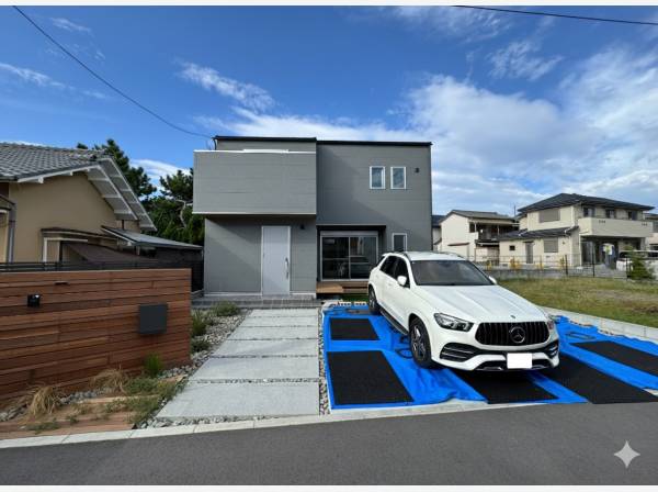 車の出し入れも楽々、3台のカースペース付