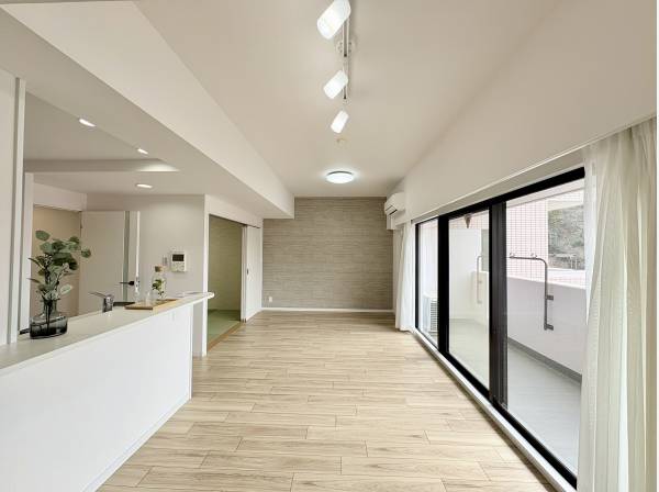 床のフローリングとクロスがお洒落な空間