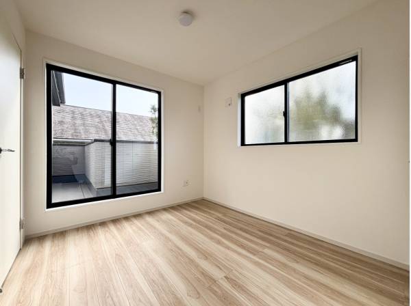 二面採光で陽当たり良好な洋室