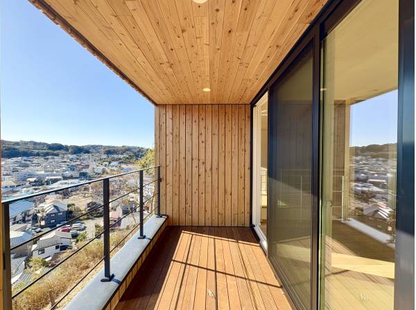 バルコニーは心地のよい風が流れる空間