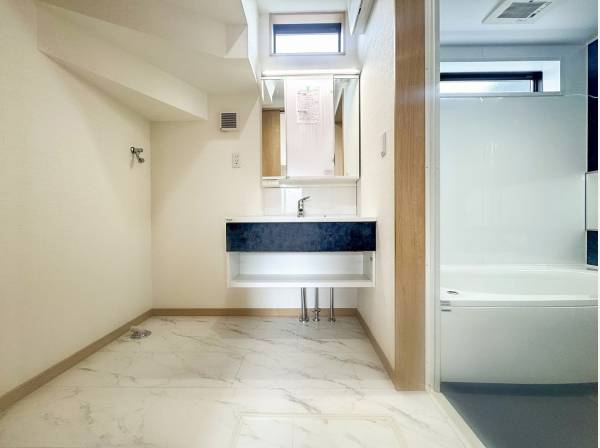 モダンな洗面化粧台の備わったゆとりあるパウダールーム