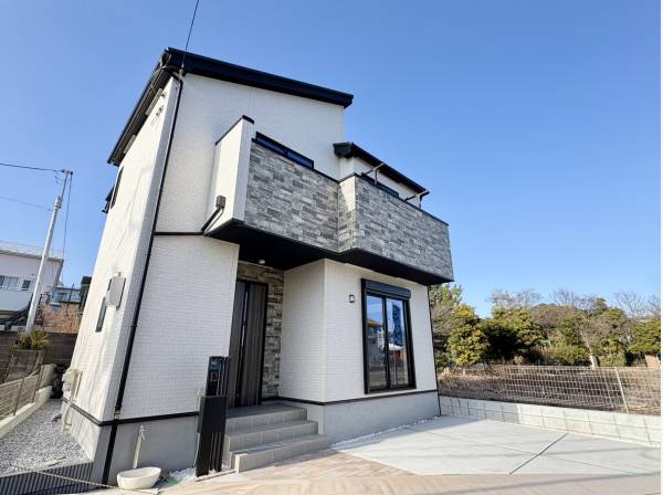 青空に映える洗練されたお住まい