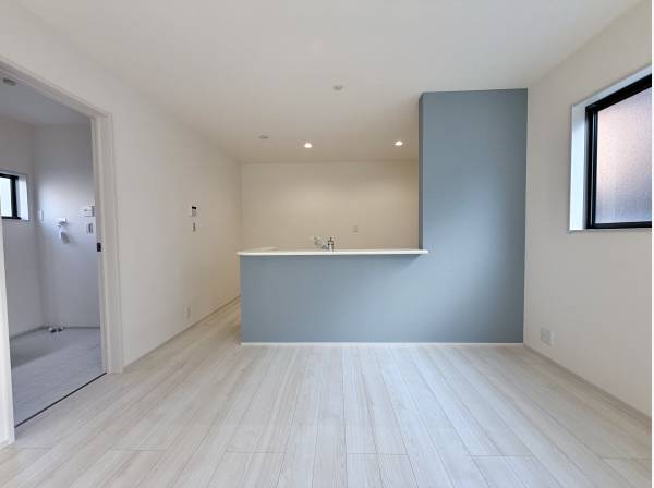 ホワイトとブルーを基調とした、可愛らしいキッチンです