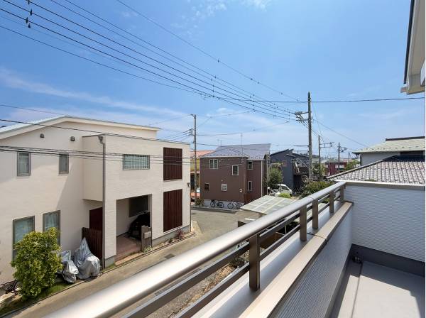 周辺には高い建物がなく広い空や降り注ぐ光を堪能できます