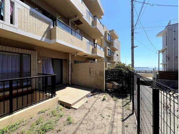 専用ガーデンスペースから海を望めるお部屋です