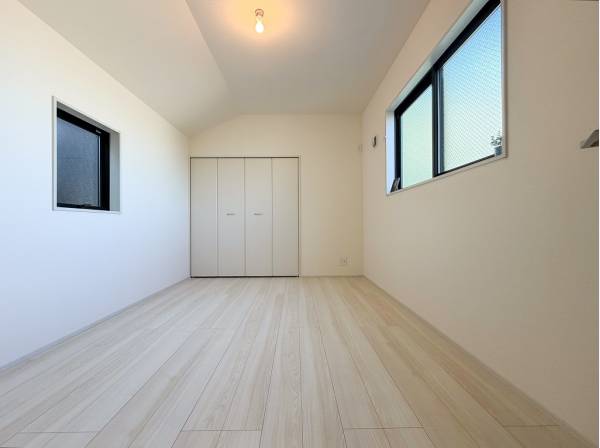 二面採光で風通り良好な洋室はどんな家具も映えるシンプルなデザイン
