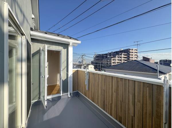 陽の光が燦燦と降り注ぐ南向きのバルコニー