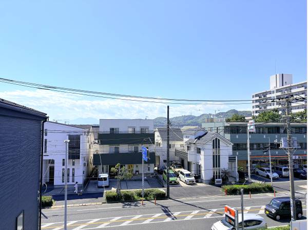 視界が抜け、遠くの山々や広がる青空を見渡せる開放感のある眺望