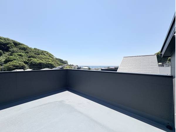 ルーフバルコニーは日当たり良好です。