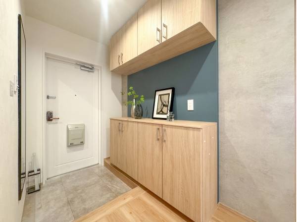 リビングのクロスと統一感を持たせた玄関