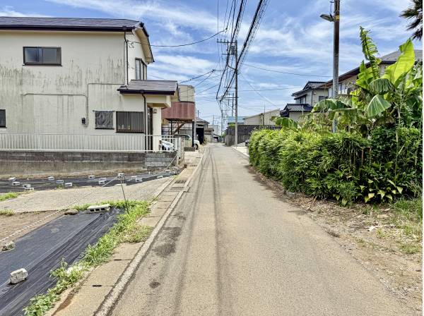 決して広い道ではございませんが、大型のお車もも出入りは十分可能です