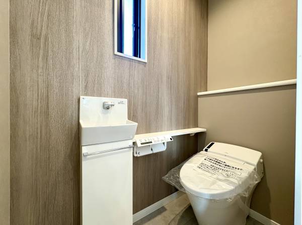 手洗いカウンター付きのすっきりとしたトイレ