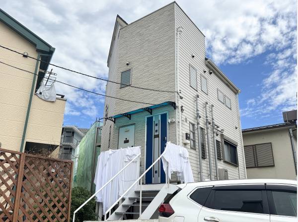 波を思わせるブルー×ホワイトの外観が空に映えます